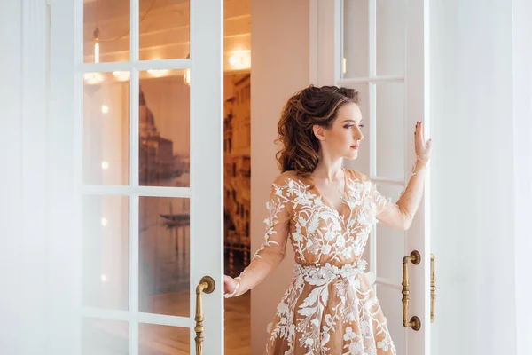 Linda Jovem Mulher Elegante Vestido Noite Posando — Fotografia de Stock