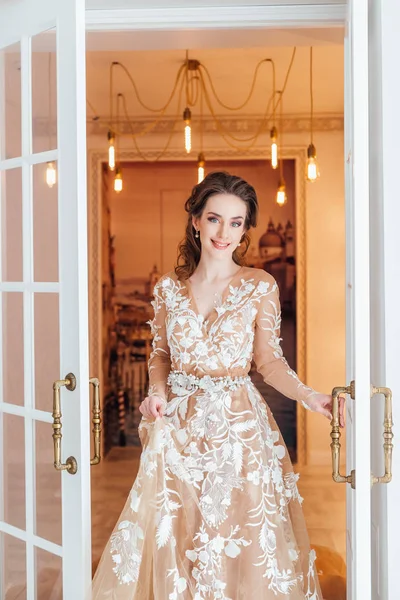 Hinreißende Junge Frau Elegantem Abendkleid Posiert — Stockfoto