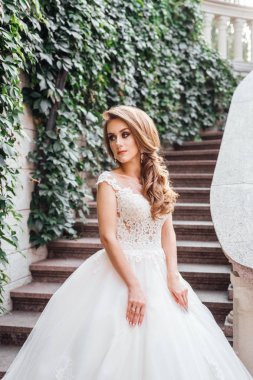 muhteşem gelin açık havada beyaz elbise poz 