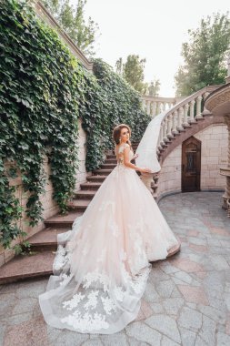 muhteşem gelin açık havada beyaz elbise poz 