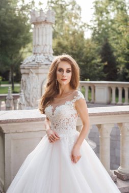 Balkonda poz genç moda gelin 