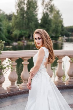 Balkonda poz genç moda gelin 