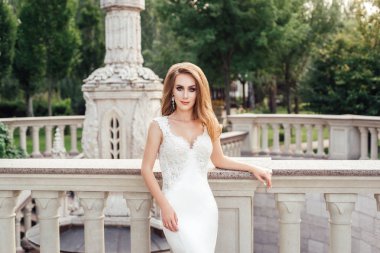 Balkonda poz genç moda gelin 