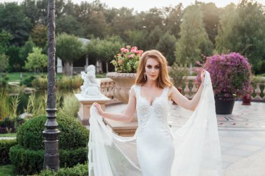 Balkonda poz genç moda gelin 