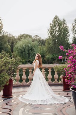 Balkonda poz genç moda gelin 