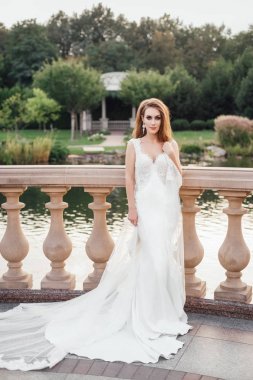 Balkonda poz genç moda gelin 