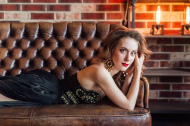 muhteşem model siyah elbise giyen Studio'da poz 