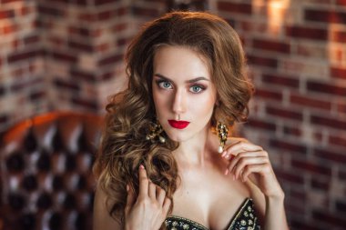 muhteşem model siyah elbise giyen Studio'da poz 