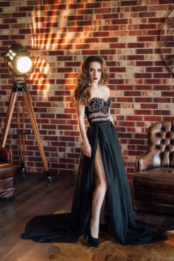 muhteşem model siyah elbise giyen Studio'da poz 