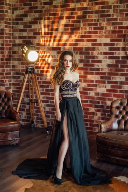 muhteşem model siyah elbise giyen Studio'da poz 