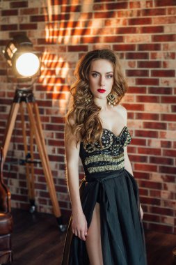 muhteşem model siyah elbise giyen Studio'da poz 