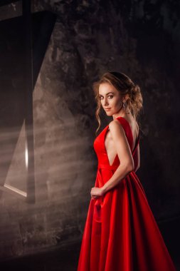 Kırmızı elbise giymiş Studio'da poz güzel sarışın genç kadın 