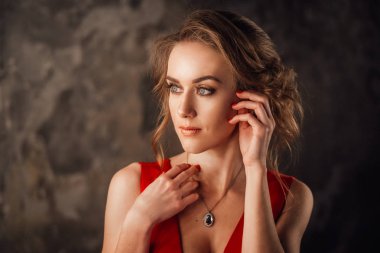 Kırmızı elbise giymiş Studio'da poz güzel sarışın genç kadın 