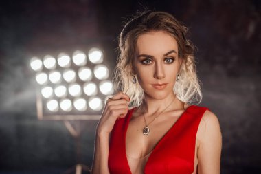 Kırmızı elbise giymiş Studio'da poz güzel sarışın genç kadın 