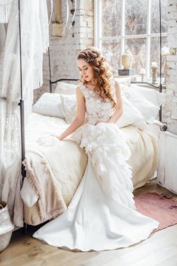 poz tüyler ile beyaz elbiseli genç güzel kadın 