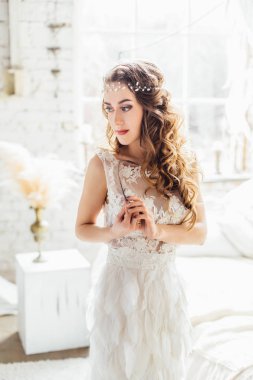 poz tüyler ile beyaz elbiseli genç güzel kadın 