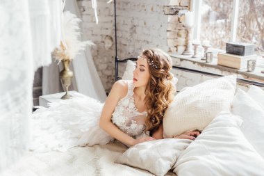 poz tüyler ile beyaz elbiseli genç güzel kadın 