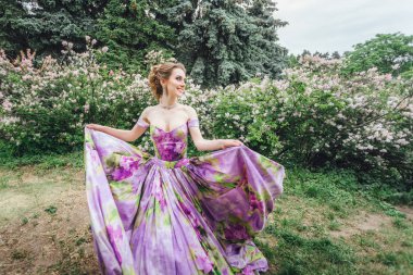 muhteşem model çiçekli Bahçe giyen elbise poz yazdırma 