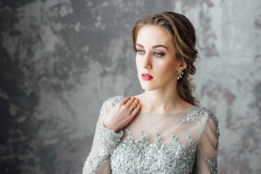 gri elbise Studio'da poz güzel genç kız 