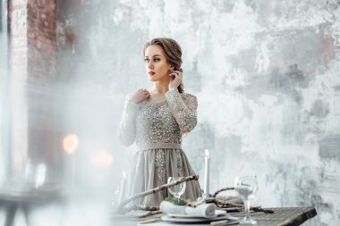 gri elbise Studio'da poz güzel genç kız 