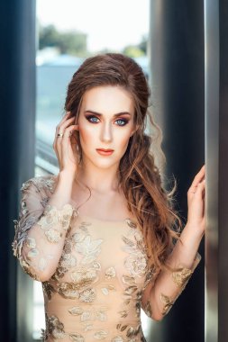 açık havada bej renkli elbiseyle poz güzel genç kadın 