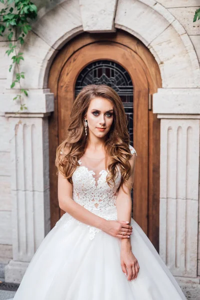 Wunderschöne Braut Posiert Draußen Weißen Kleid — Stockfoto