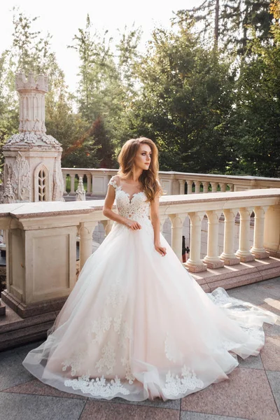 Junge Modische Braut Posiert Auf Balkon — Stockfoto