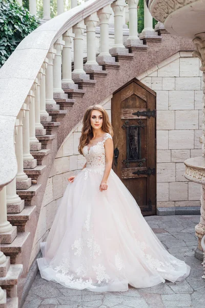 Jeune Mariée Mode Posant Sur Balcon — Photo