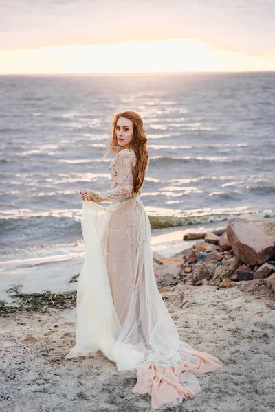 Genç Güzel Kadın Gelinlikle Deniz Kıyısında Günbatımı Poz — Stok fotoğraf