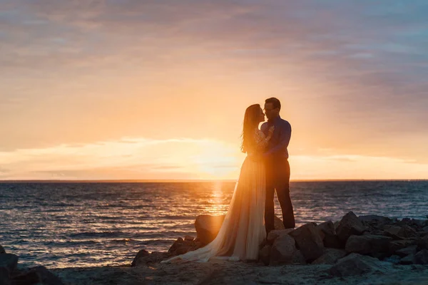 Wanita Muda Cantik Berpose Dalam Gaun Pengantin Dengan Pria Pantai — Stok Foto