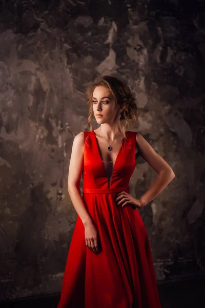 Bella Giovane Donna Bionda Posa Studio Indossando Abito Rosso — Foto Stock