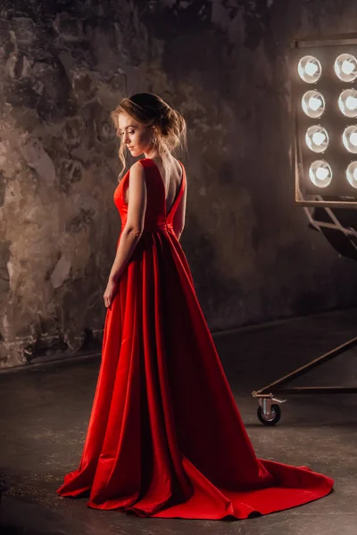 Kırmızı elbise giymiş Studio'da poz güzel sarışın genç kadın 