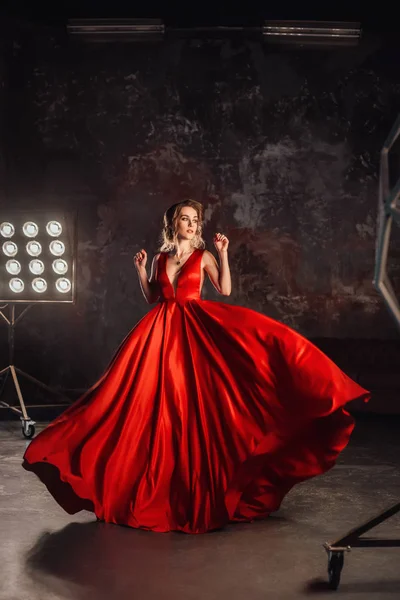 Schöne Junge Blonde Frau Posiert Studio Rotem Kleid — Stockfoto