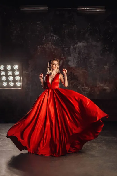 Kırmızı elbise giymiş Studio'da poz güzel sarışın genç kadın 