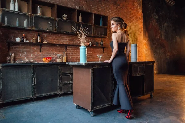 Красивая Модель Позирует Студии Черном Платье Расположение Кухни — стоковое фото