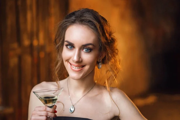 Мода Молодая Женщина Элегантном Платье Позируя Напитком Студии — стоковое фото