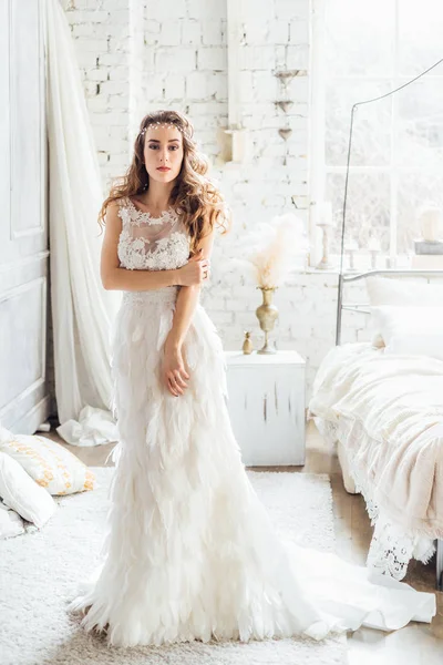 Junge Schöne Frau Posiert Weißem Kleid Mit Federn — Stockfoto