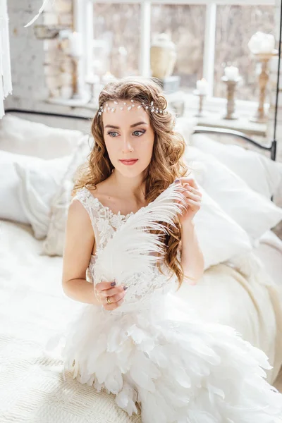 Jovem Bela Mulher Posando Vestido Branco Com Penas — Fotografia de Stock