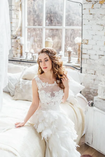 Jovem Bela Mulher Posando Vestido Branco Com Penas — Fotografia de Stock