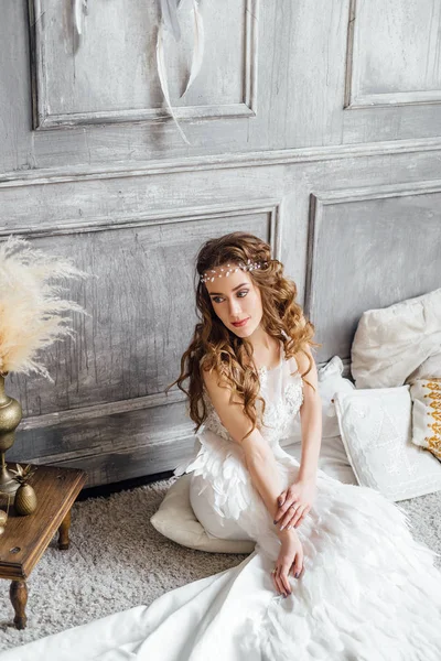 Jovem Bela Mulher Posando Vestido Branco Com Penas — Fotografia de Stock