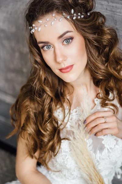 Poz Tüyler Ile Beyaz Elbiseli Genç Güzel Kadın — Stok fotoğraf