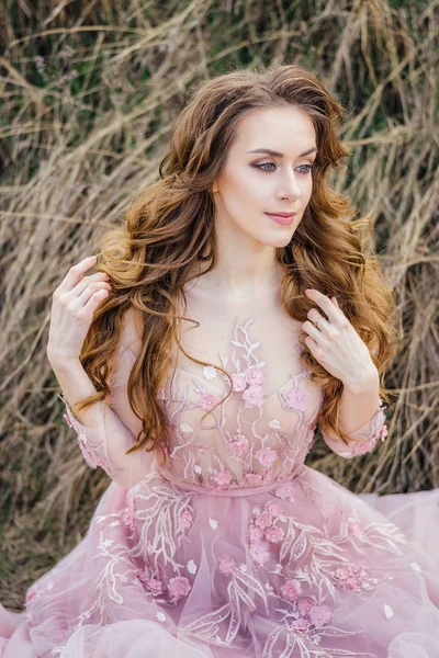 Junge Schöne Frau Posiert Freien Rosa Kleid Natur Landschaft Auf — Stockfoto