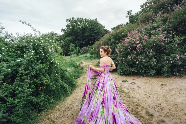 Modelo Lindo Posando Jardim Vestindo Vestido Com Impressão Flores — Fotografia de Stock