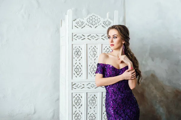 Schöne Junge Frau Trägt Mode Lila Kleid Posiert Studio — Stockfoto