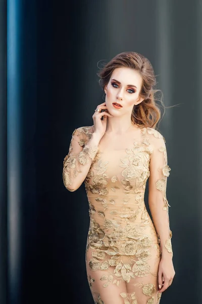 Schöne Junge Frau Posiert Beigen Kleid Freien — Stockfoto