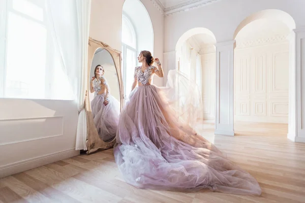 Jovem Noiva Bonita Vestido Lindo Posando Dentro Casa — Fotografia de Stock