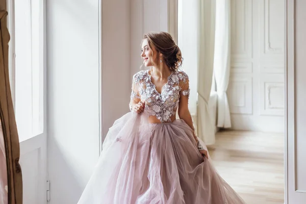 Jovem Noiva Bonita Vestido Lindo Posando Dentro Casa — Fotografia de Stock