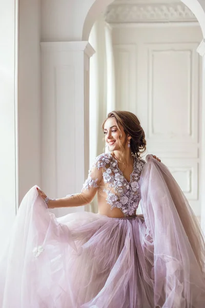 Junge Schöne Braut Wunderschönem Kleid Posiert Drinnen — Stockfoto