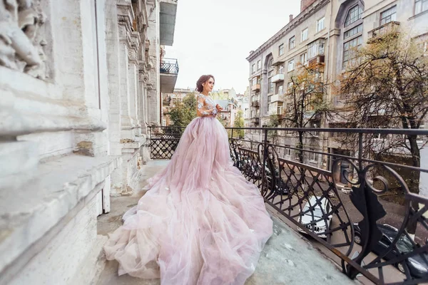 Wunderschöne Braut Modell Posiert Auf Balkon — Stockfoto