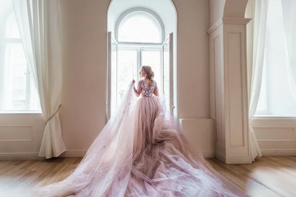 Jovem Noiva Bonita Vestido Lindo Posando Dentro Casa — Fotografia de Stock